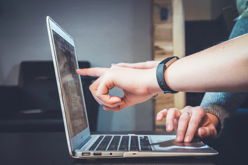 Coggle hands pointing at screen of a laptop