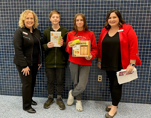 Students and Commerce members posing for a picture President of Commerce and a member of commerce posing with studetns.